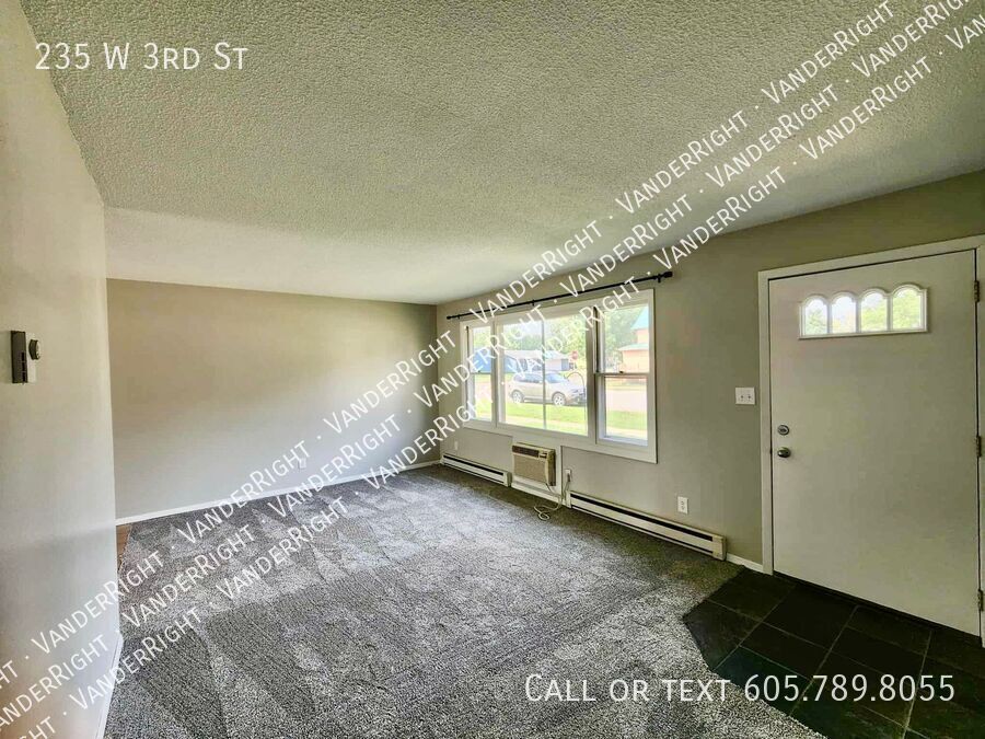 Foto principal - 235 W 3rd St-