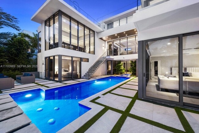 Building Photo - 440 Mola Ave