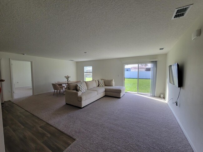 Foto del edificio - 452 NW Riverside Dr