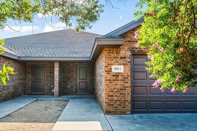 Building Photo - Spacious 3BR/2BA Duplex with 2-Car Garage & Stainless Appliances