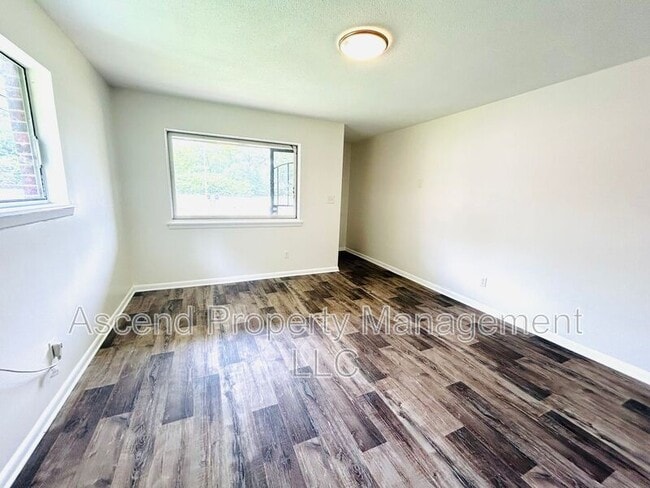 Photo - 1102 N Hickory St House