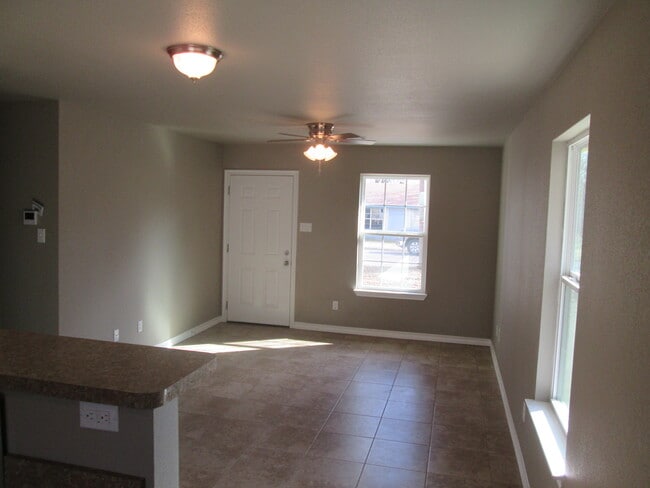 Building Photo - 530 W Heard St