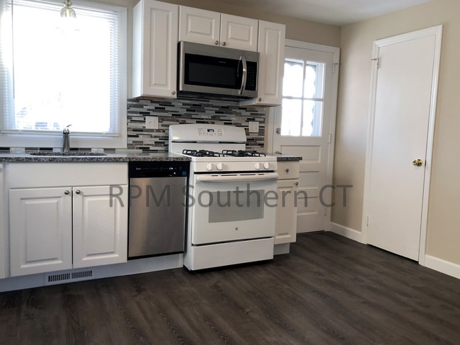Building Photo - Recently Updated – 2 Bedrooms – Half Duplex