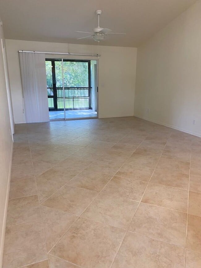 Building Photo - 2 Bedroom 2 Bathroom 2nd floor condo in Cr...