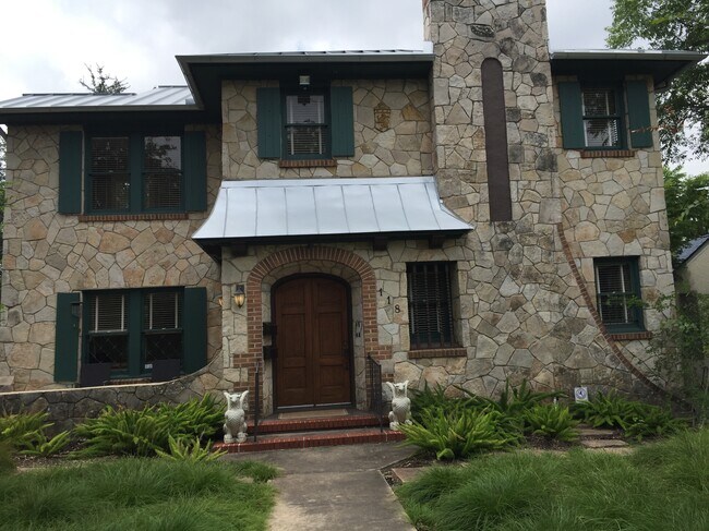 view of house from the street - 118 W Ridgewood Ct
