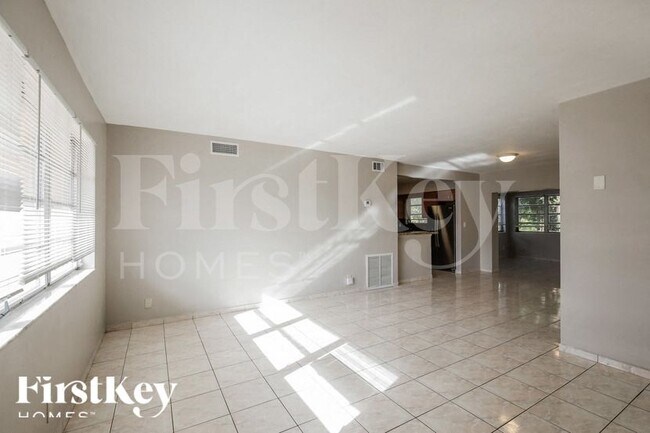 Building Photo - 621 SW 69th Terrace
