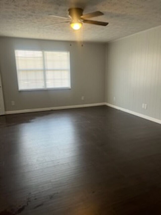 Building Photo - Unbeatable 5-Bed Townhome – Finished Basement & More!