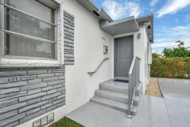 Building Photo - 600 NW 34th Ave