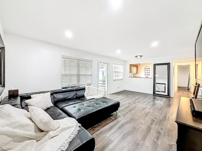 Photo - 305 SE 11th Ave Apartment