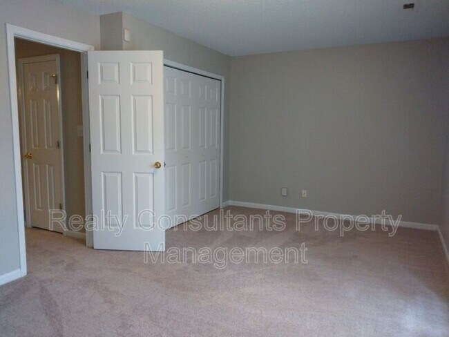 Building Photo - 80 Tannenbaum Cir