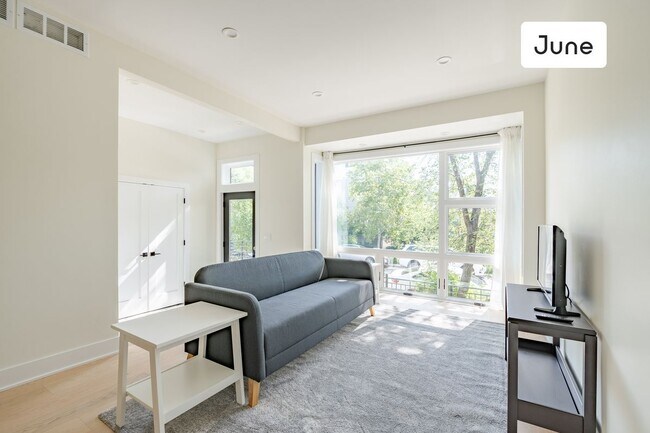 Foto del edificio - ROOM ONLY in 4-bed/2.5-bath Home