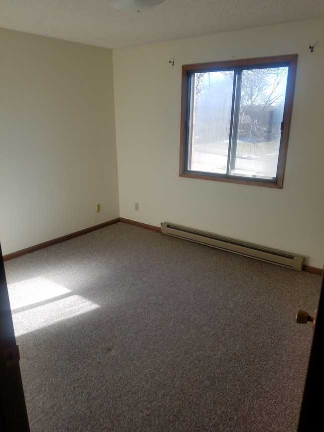 Building Photo - 443 Valley Dr