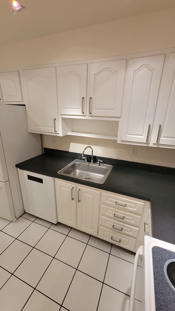 Foto del edificio - Charming 1BR Condo in Prime Westshore Location – Move-In Ready!