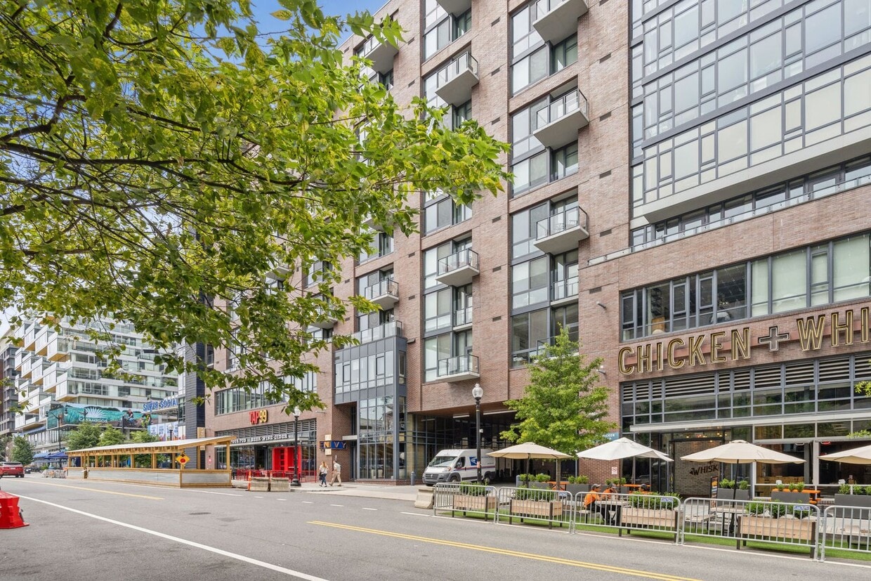 Luxury Apartment in Navy Yard with Parking... House Rental in