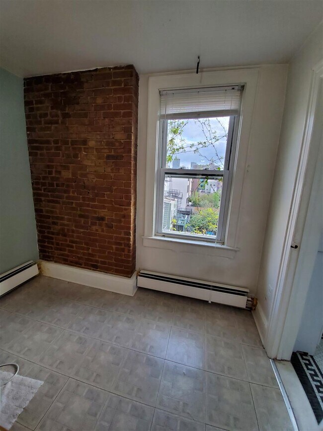 Building Photo - 207 3RD St