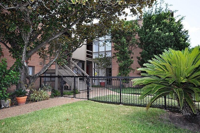 Building Photo - 5214 Memorial Dr