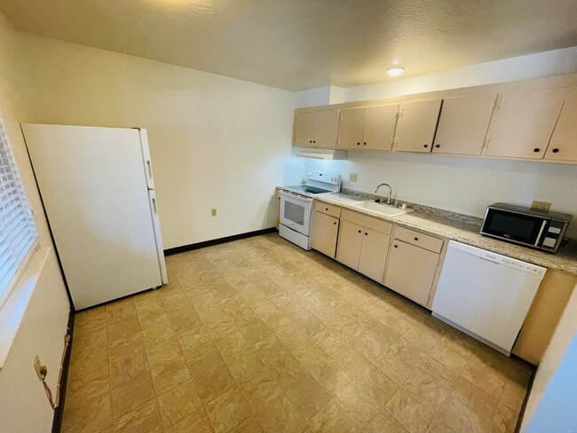Building Photo - 2 bed 1 bath unit for rent