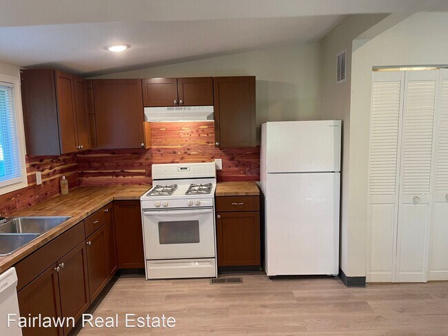 Building Photo - 1 br, 1 bath House - 105 1/2 E. Hill St.