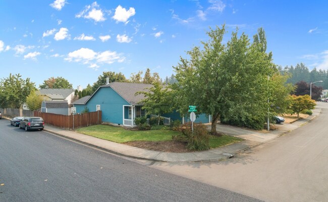 Building Photo - Updated 3 Bedroom 2 Bathroom on Large Corn...