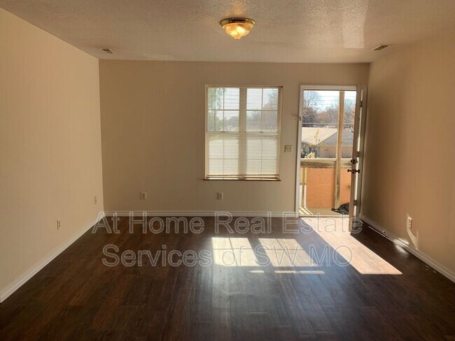 Foto del edificio - 3359 E Southern Hills Blvd