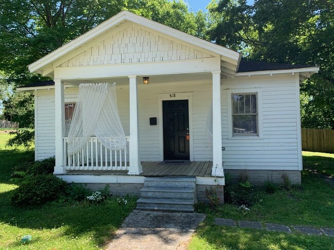 Building Photo - Beautifully Updated 1920's bungalow - DTR