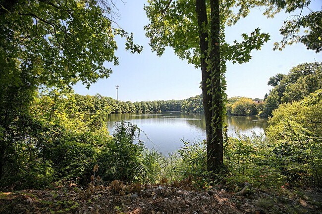 Foto del edificio - Call Sabrina Thomas at 757-767-0767 for more information