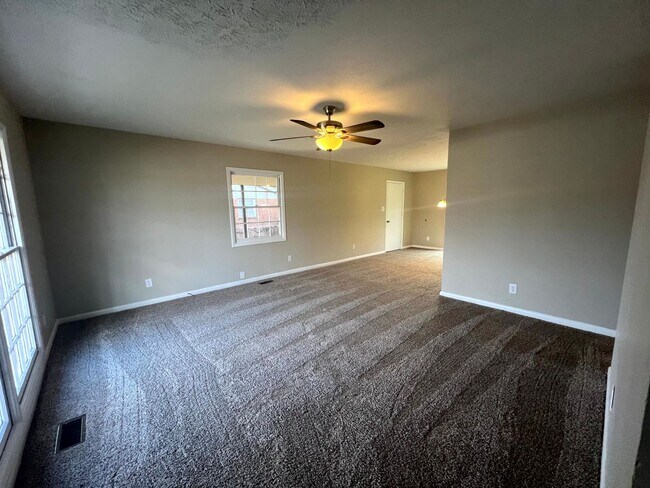 Foto del edificio - 2 WEEKS FREE OFF FIRST FULL MONTHS RENT