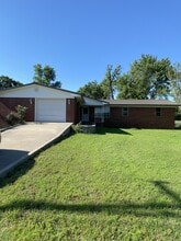 Building Photo - 625 Country Club Rd