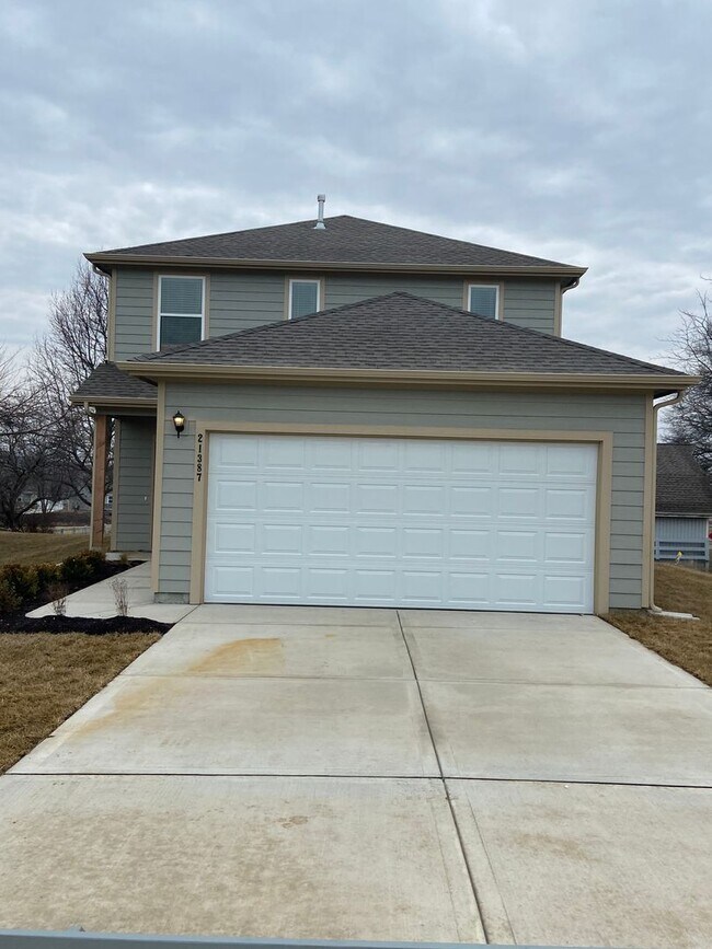 Building Photo - NOW PRELEASING! Charming Three-Bedroom, Two-and-a-Half-Bath Home in Spring Hill