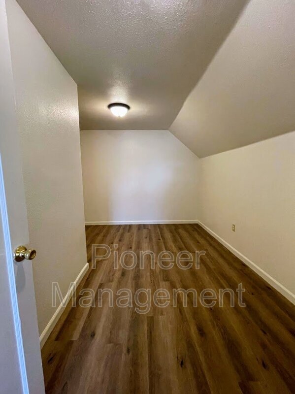 Foto del edificio - 631 NE Winchester St