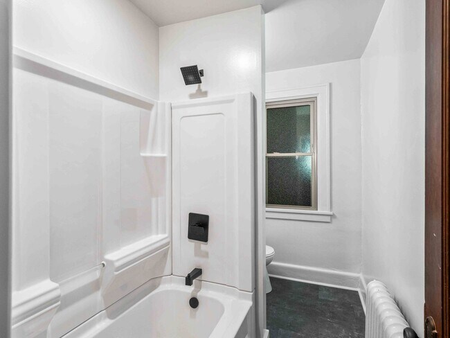 Foto del edificio - AVAILABLE OCT 1ST! FULLY RENOVATED 1-BEDRO...
