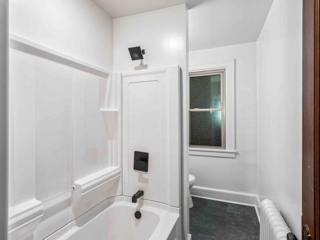 Building Photo - AVAILABLE OCT 1ST! FULLY RENOVATED 1-BEDRO...
