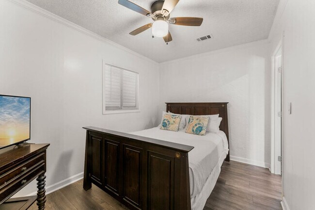 Building Photo - Charming Beach House! Just Steps from the ...