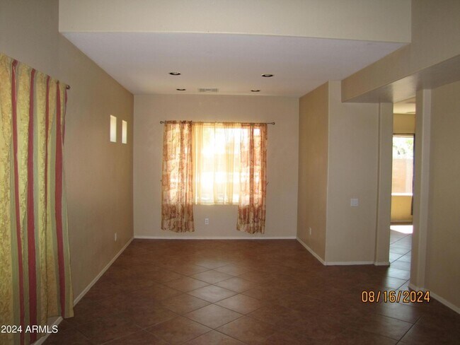 Building Photo - 914 S 117th Ave