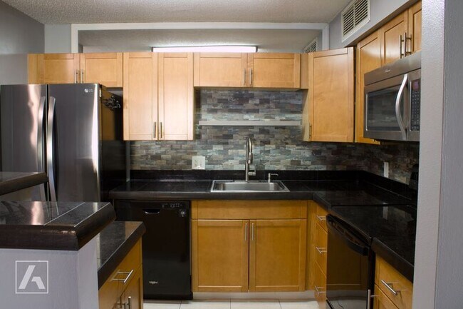 Foto del edificio - 345 Lakepointe Dr