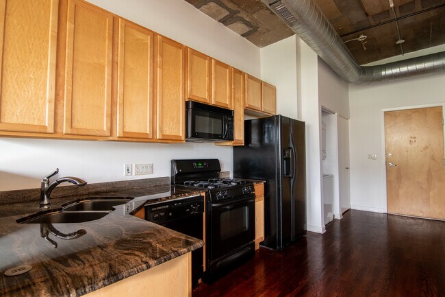 Building Photo - 1111 W 14th Pl