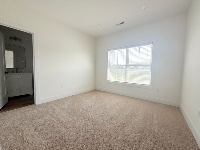 Building Photo - 3-Bedroom Home Steps from Resort-Style Pool with Jack-and-Jill Bath