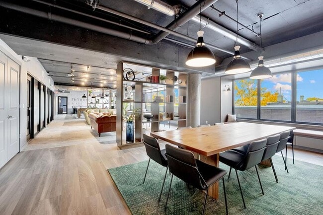 Foto del edificio - 3 W 46th St