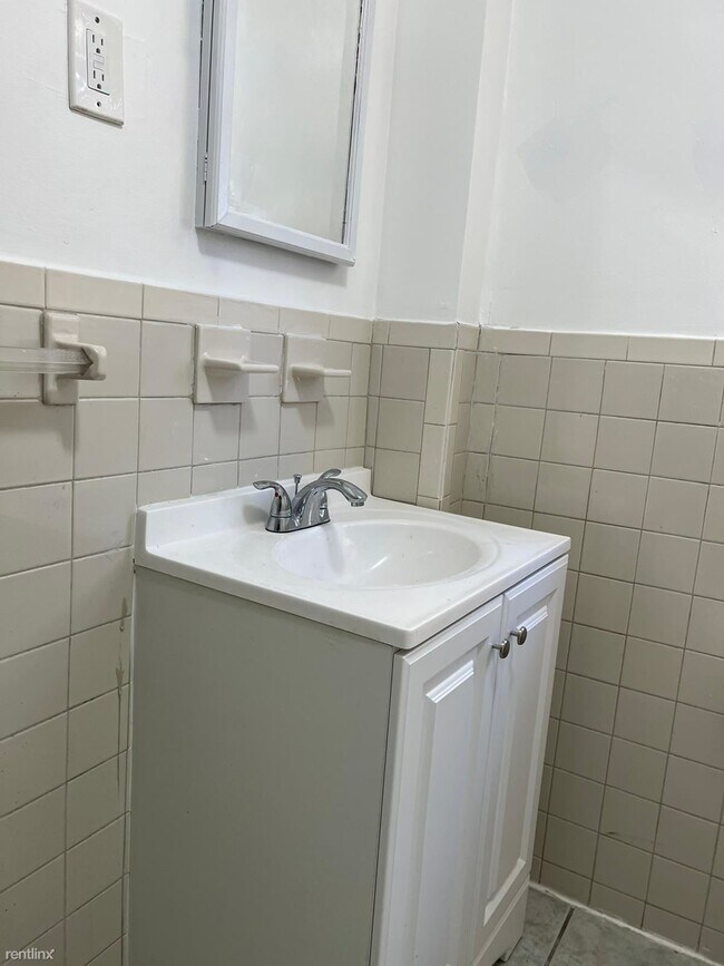 Foto del edificio - 4 br, 1 bath Triplex - 43 Chelsea Ave