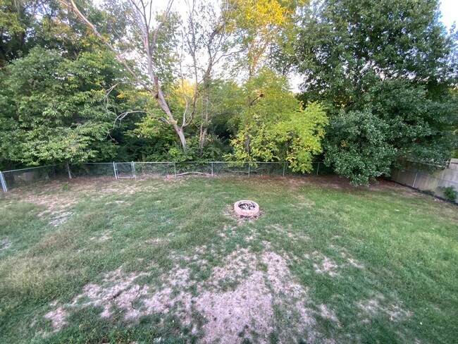 Foto del edificio - Large 4 Bedroom/3 Bath House with Basement!