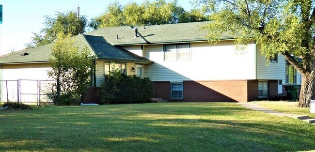 Foto del edificio - 3 BD/2 BA DUPLEX NEXT TO MCCONNELL