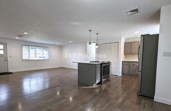Foto del edificio - Charming 3 BD | 1 BA Home w/ Large Backyar...