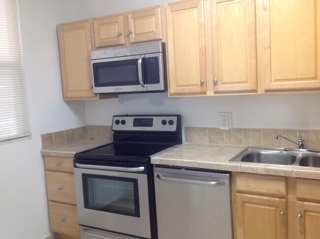 Building Photo - 8411 Forest Hills Dr