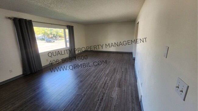 Building Photo - Spacious 3BD/2BA Duplex with Garage in Prime West End Location!