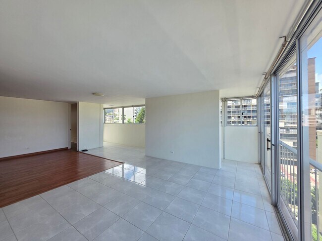 Foto del edificio - AVAILABLE NOW! Spacious and bright 2 bed, 2 bath, 1 parking unit on Ward Ave