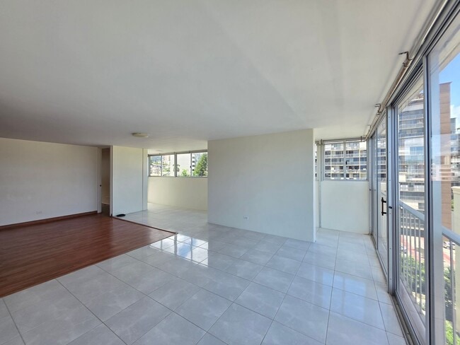 Building Photo - AVAILABLE NOW! Spacious and bright 2 bed, 2 bath, 1 parking unit on Ward Ave