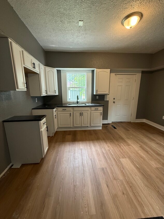 Primary Photo - 40 Pointview Ave