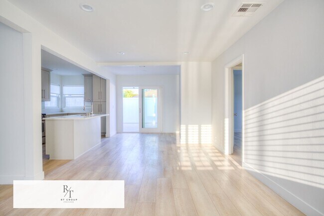Foto del edificio - FULLY REMODELED – Front House for Rent (Ba...