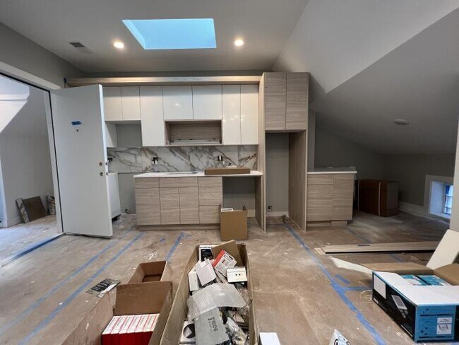 Building Photo - 1 bedroom in Chicago IL 60657