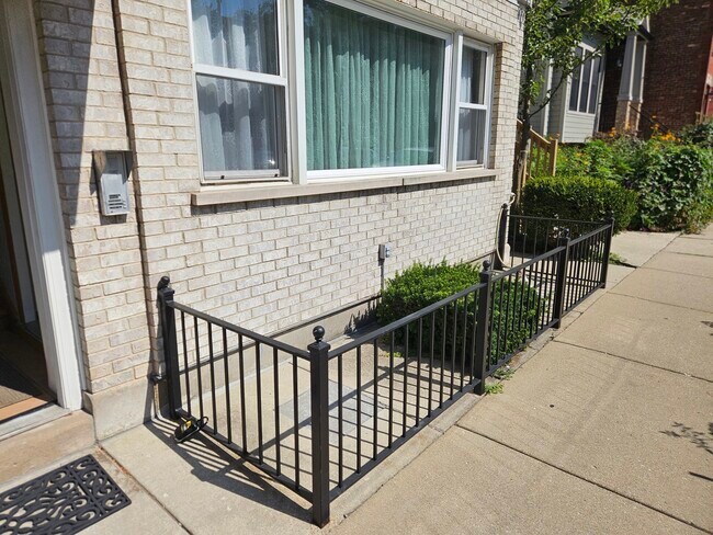 Foto del edificio - 1140 W Barry Ave